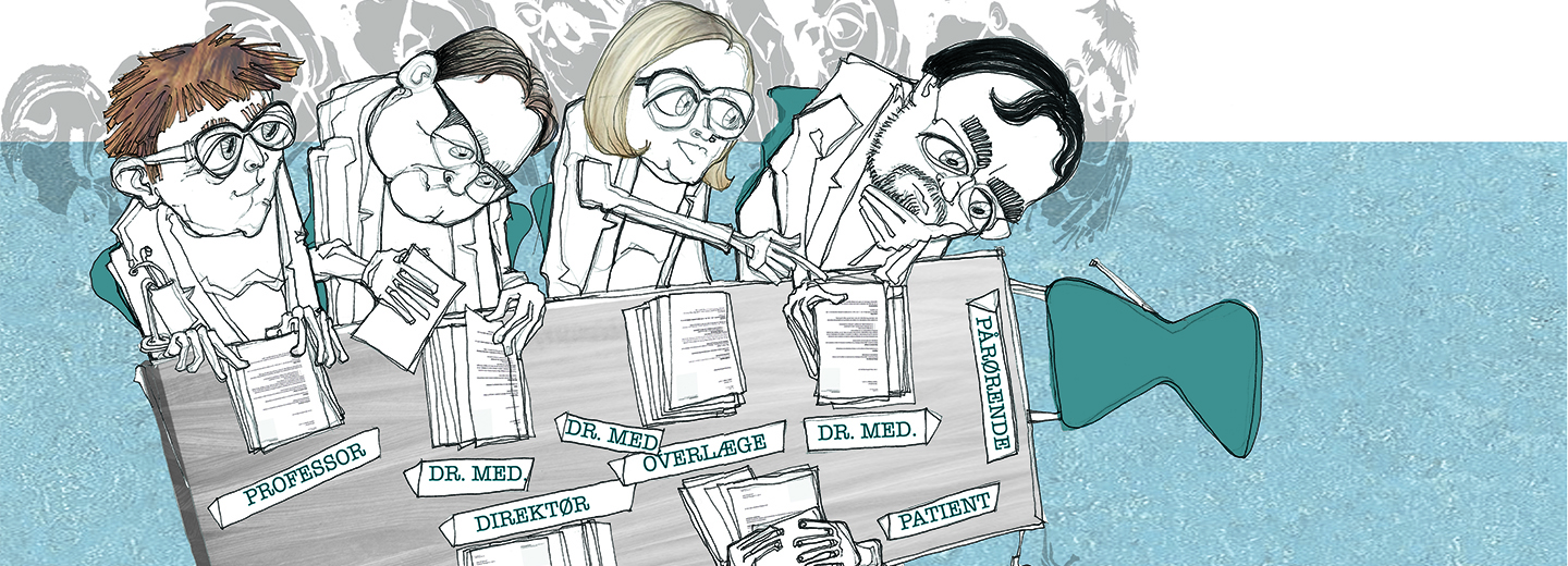 Karikeret illustration af fire personer i hvidt tøj, der læner sig over et bord med papirer og navneskilte som "PROFESSOR", "DR. MED.", "DIREKTØR" og "PATIENT".