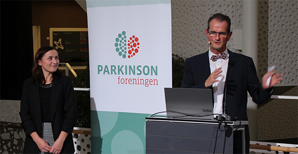 Justyna Okarmus (left) receives the Parkinson Association’s “Young Researcher 2024” award