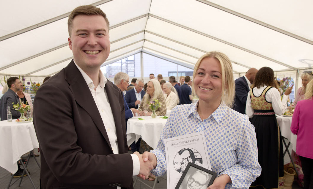 Erik Münsters barnebarn Frederik Bloch Münster overrækker Erik Münster prisen til Lisa Uldahl Lambæk