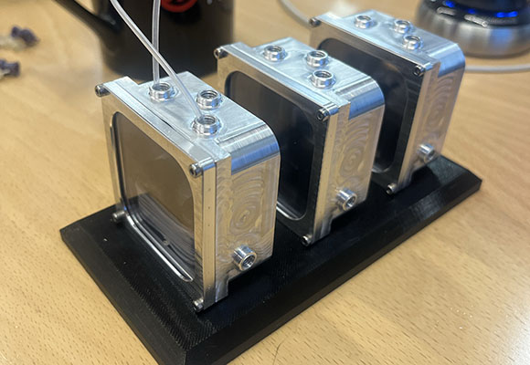 Prototyper af ”af-iltningsenheder” som muliggør at flere forsøg kan køres samtidig. Vækstkamre med tarmceller og bakterier kan tilsluttes hver af de tre enheder.