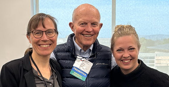 Iben Rausgaard og Anne Mølgaard Nielsen har netop været i Californien, hvor de er blevet certificeret i Team-Based Learning (TBL) af selve metodens ophavsmand, professor Larry Michaelsen. Rejsen gav dem både praktisk erfaring og teoretisk indsigt i TBL, som de nu videreudvikler på SUND, SDU.