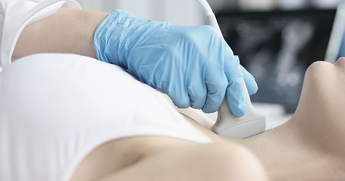 Ultralydsundersøgelse af skjoldbruskkirtlen, hvor en sundhedsperson fører en ultralydsscanner hen over patientens hals.