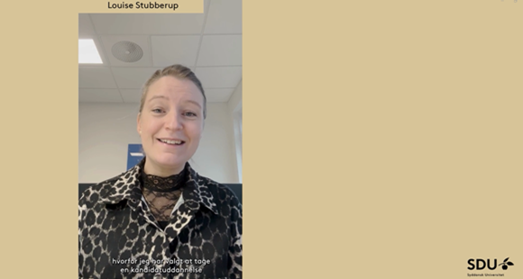 Smilende person i et videobillede med teksten "Louise Stubberup", underteksten "Hvorfor jeg har valgt at tage en kandidatuddannelse" og "SDU" i nederste højre hjørne.