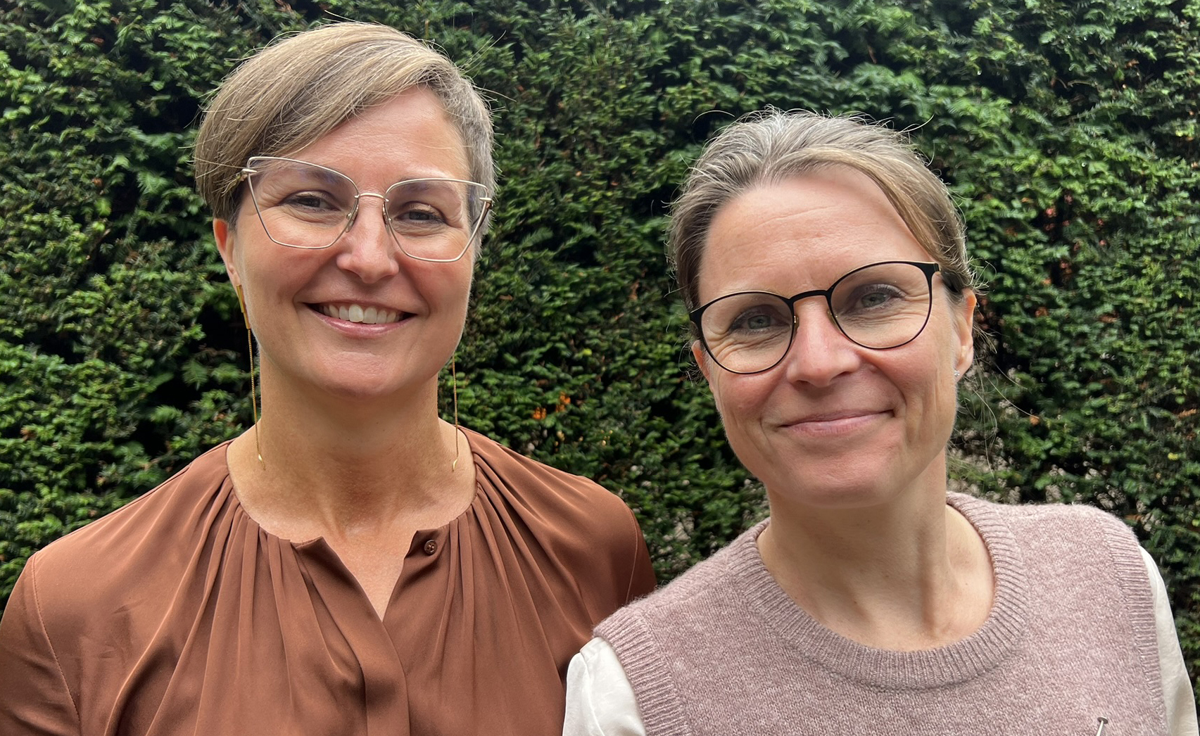 Chefjordemoder Trine Lind (tv) og jordemoder Mette Smed (th)