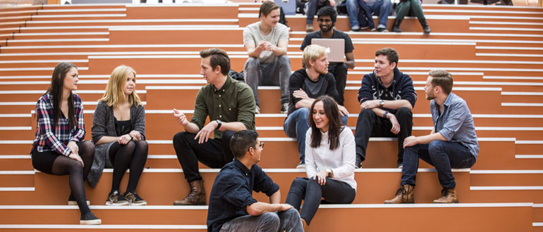 Studerende der sidder på en trappe