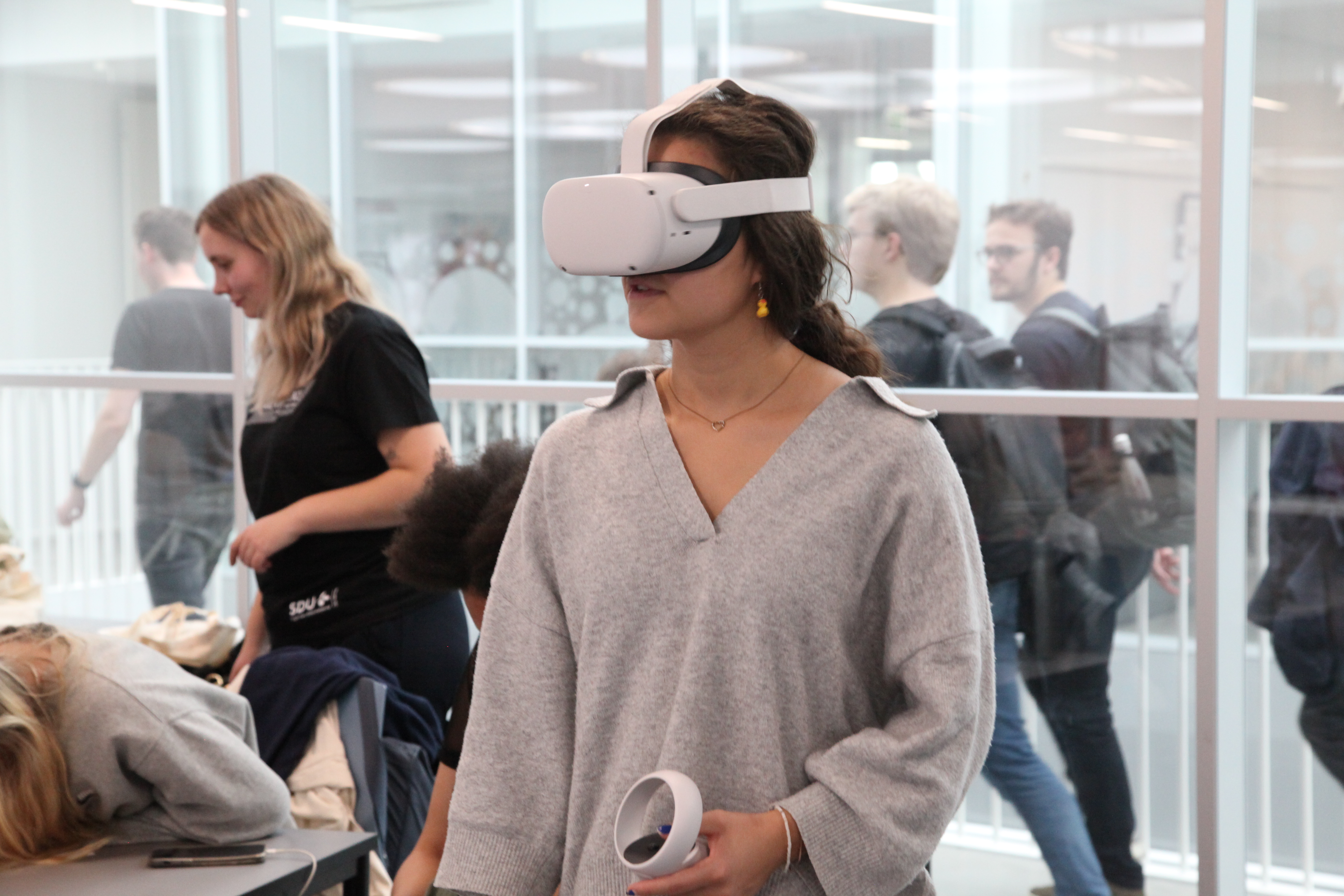 En gymnasieelev der er i gang med VR workshop og derfor har VR-briller på