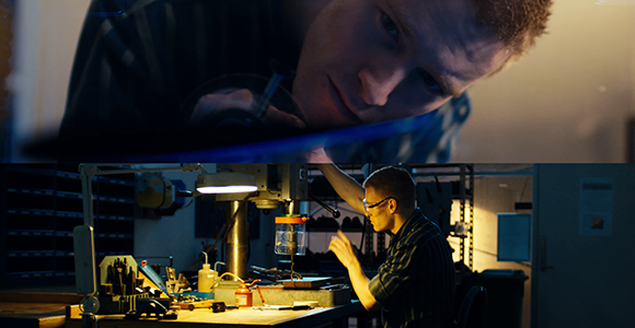 Ingeniørstuderende  i mekanik arbejder på værkstedet