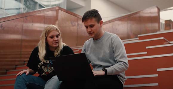 To studerende på diplomingeniøruddannelsen i maskinteknik