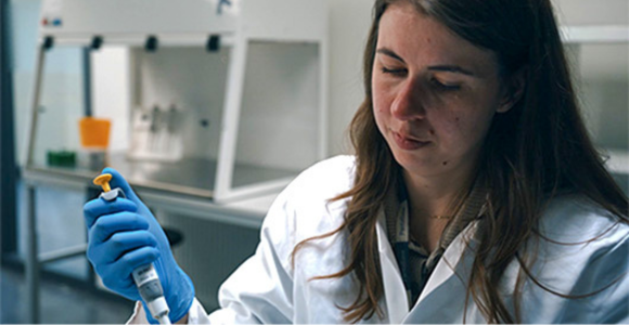 Kvinde i laboratorium
