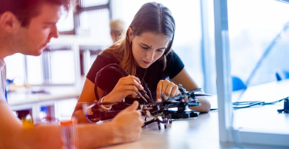 Studerende med drone