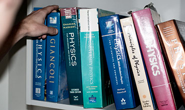 Hylde med fagbøger om fysik