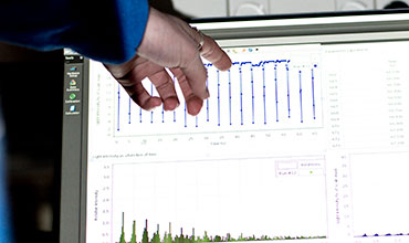 Hånd peger på resultater af eksperiment i FysikLab