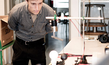 Studerende observerer opstilling i FysikLab