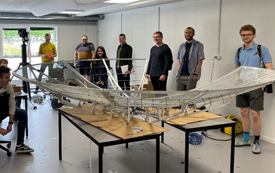 Studerende med selvbygget satellitmodtager