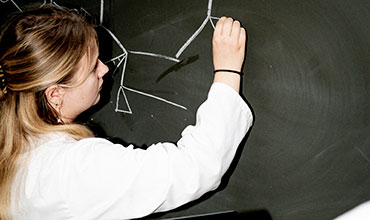 Kemisk formel opskrives på tavle