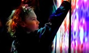 foto af barn på museum
