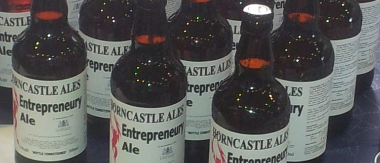 Flere ølflasker med etiketten "THORNCASTLE ALES Entrepreneury Ale".