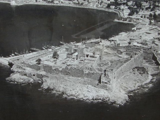 Fig. 32. The Zephyrion Peninsula on a photograph from 1967 (in Bodrum Museum). The outline of a large underwater construction is clearly seen along the isthmus joining the island to the mainland.