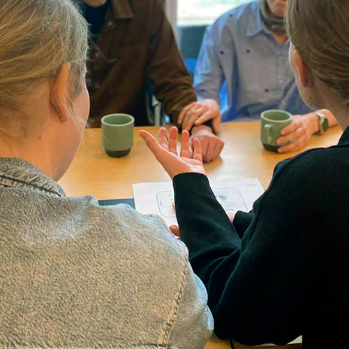 Afasiramte og pårørende til samtale med fagpersonale