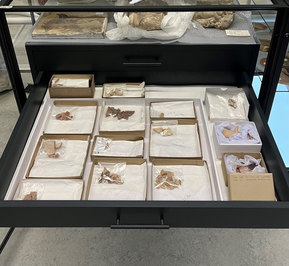 Arkivskuffe med materiale fra studenterøvelseshold d. 23.-25. februar 1972