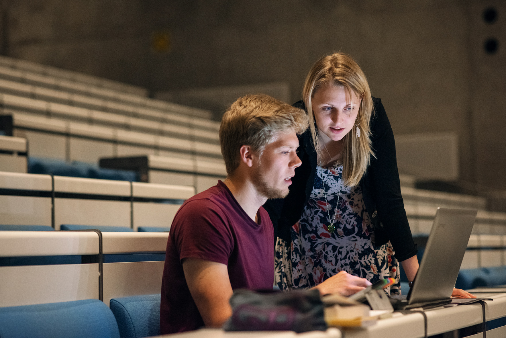 To studerende kigger på en computer