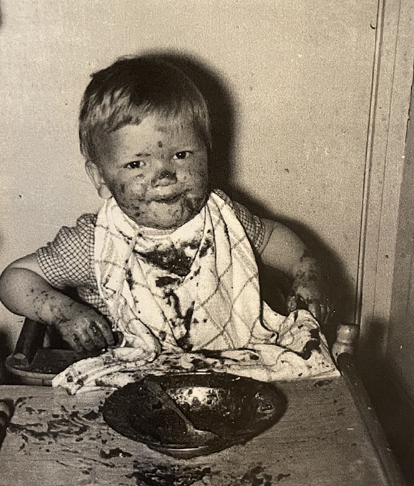 Jørgen as a baby with porridge all over him.