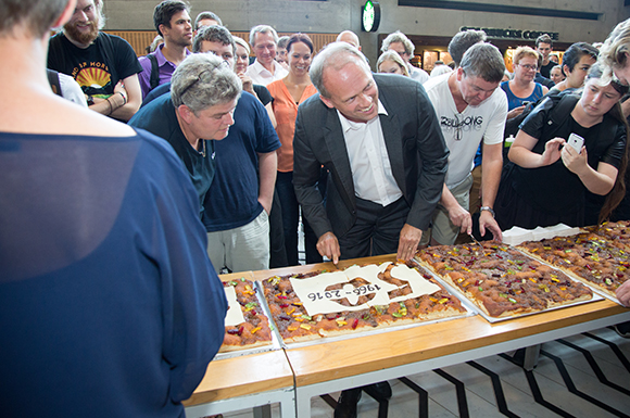 Jørgen Bang-Jensen and Rector Henrik Dam cutting a slice of brunsviger