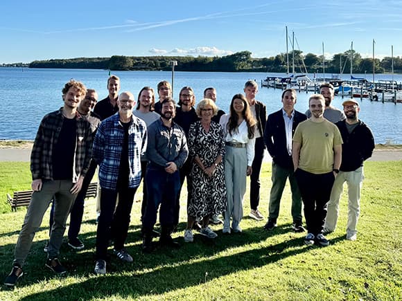 Foto af Team Mimir, som består af Peter Schneider-Kamp, Jacob Nielsen, Lukas Galke Poech, Gianluca Barmina, Mogens Henrik From, Andrea Blasi Núñez, Kenneth Enevoldsen, Annemette Brok Pirchert, Stine Lyngsø Beltoft, Torben Blach, Sofie Helene Bruun, Oliver Kinch, Rasmus Larsen, Dan Saattrup Smart og Kristoffer Laigaard Nielbo.