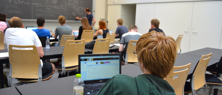 Following courses at the Departement of Mathematics & Computer Science