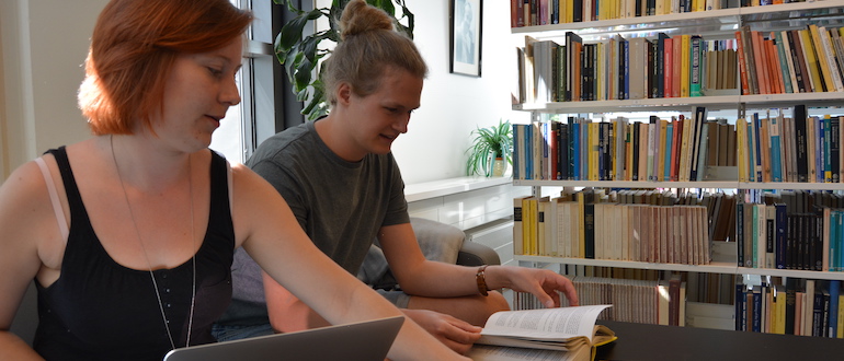 Studerende i biblioteket på Institut for Matematik & Datalogi