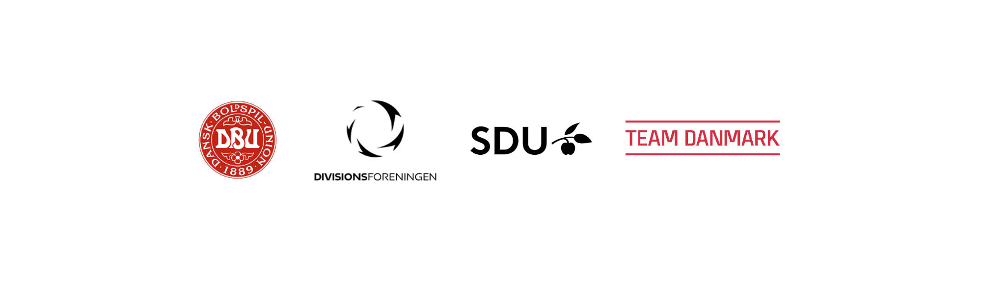 Fire organisationers logoer på lys grå baggrund: "DBU", "DIVISIONSFORENINGEN", "SDU" og "TEAM DANMARK".