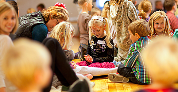 Børn der sidder på gulvet