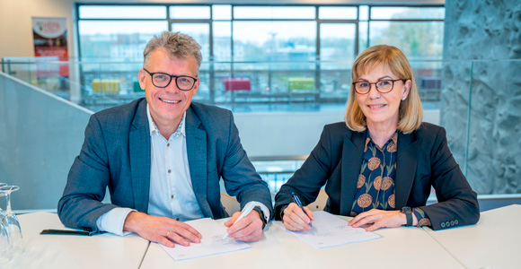 Billede af institutleder Jens Troelsen og af Connie Astrup-Larsen, administrerende direktør for KOMPAN.