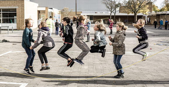 Der er masser af bevægelse blandt børnene på Hjallese Skole, men generelt lever danske skoler ikke op til kravet om minimum 45 minutters bevægelse om dagen for alle.