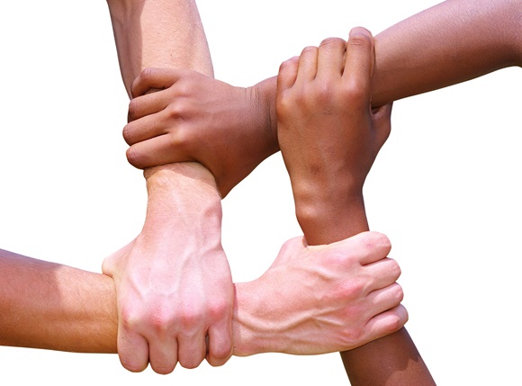 Hænder der holder om hinandens håndled copyright Colourbox