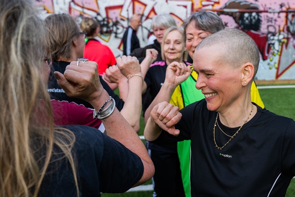Corona sikre hilsner efter traening i Football Fitness ABC - After Breast Cancer - foto Bo Kousgaard Syddansk Universitet