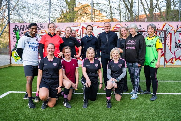 Forskere og deltagere forskningsprojektet Football Fitness ABC - After Breast Cancer - foto Bo Kousgaard Syddansk Universitet