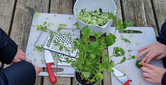 Børn der skærer grøntsager