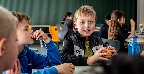 Et barn der spiser mad