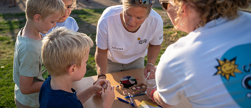 Børn og voksne der snakker