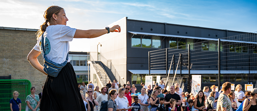 Mennesker der står sammen