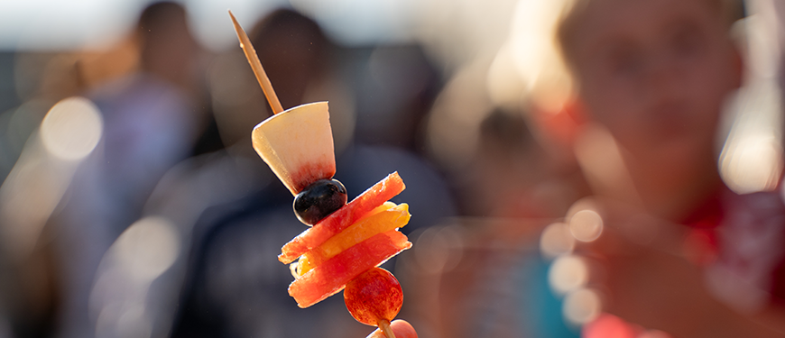 Billede af frugt på et spyd