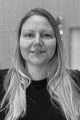 Sort-hvidt portræt af Pia Nykaer Hansen med langt lyst hår og mørk overdel.