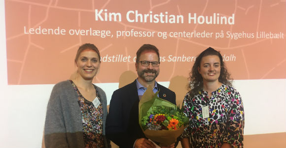 Prisen som årets hovedvejleder blev overrakt til Kim Houlind af Helene Skjøt-Arkil og Lilian Keene Guldhammer Boye
