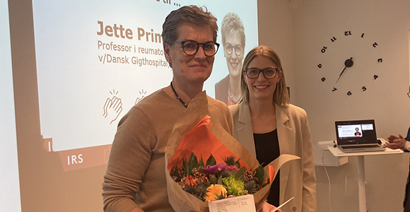 Årets ph.d.-vejleder ved IRS, Jette Primdahl, og sidste års vinder, Helene Skjøt-Arkil