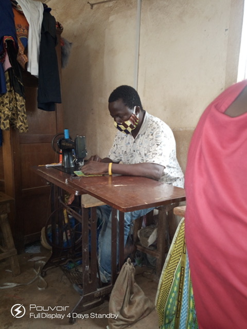 Produktion af en ansigtsmaske i Afrika