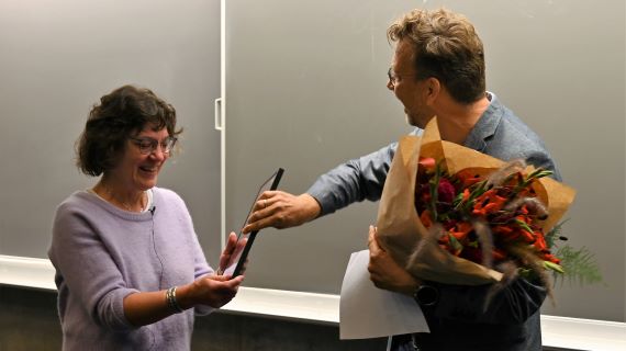 Prodekan Jan Guldager Jørgensen overrækker prisen til Jane Ferniss