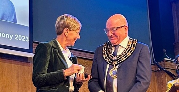 Professor Christine Stabell Benn & Simon Bush, President of the Royal Society of Tropical Medicine and Hygiene.