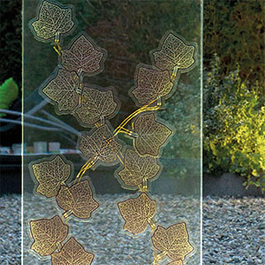 Eksempel på et kommercielt solcelleprodukt, udformet som dekorative blade, der er sat på glas.
