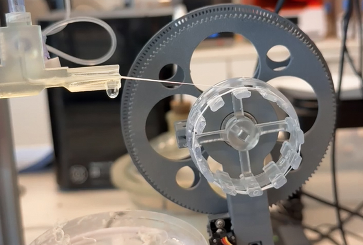 Laboratory setup for producing spider silk